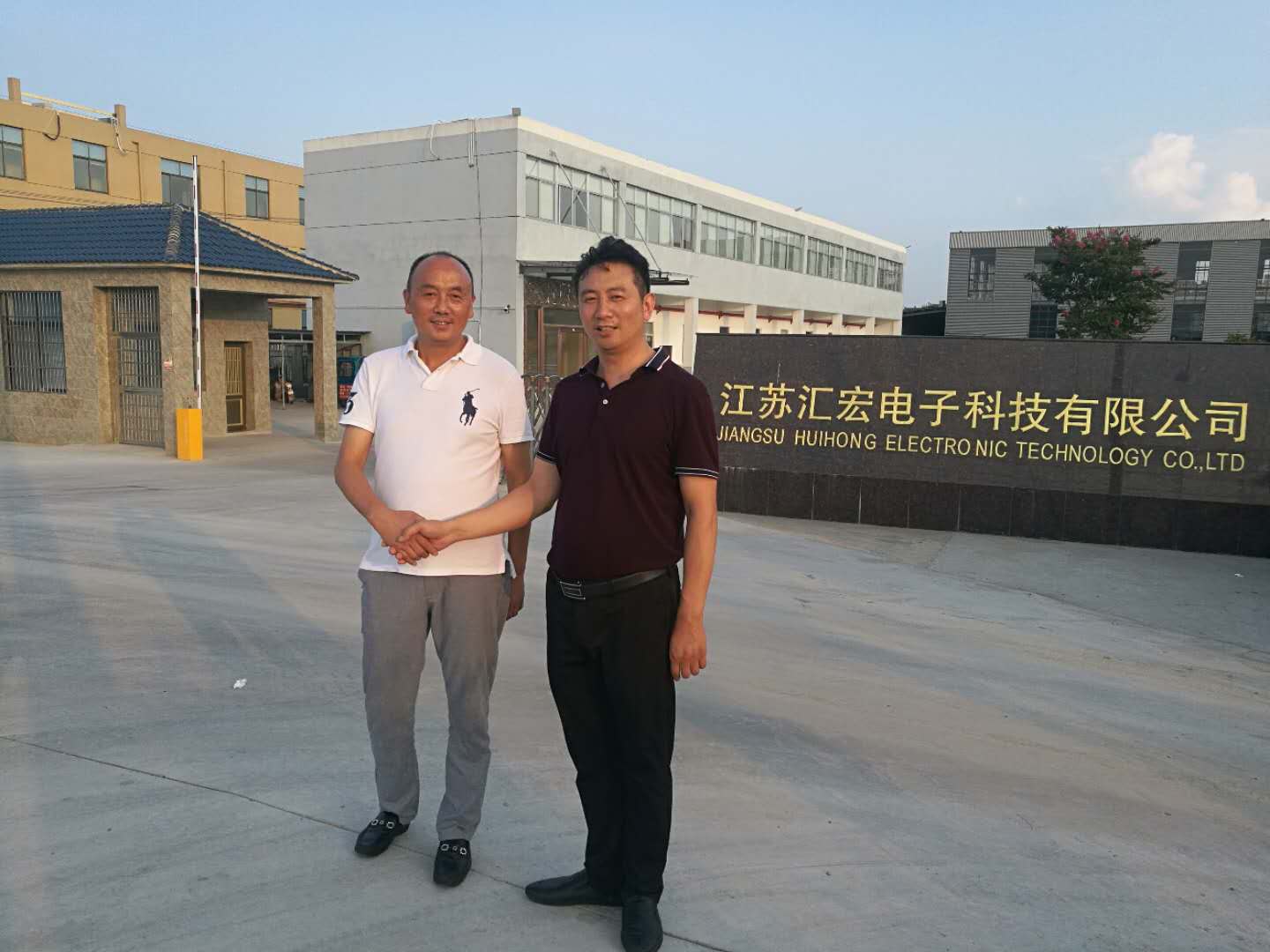客户合影1.jpg 客户合影1.jpg